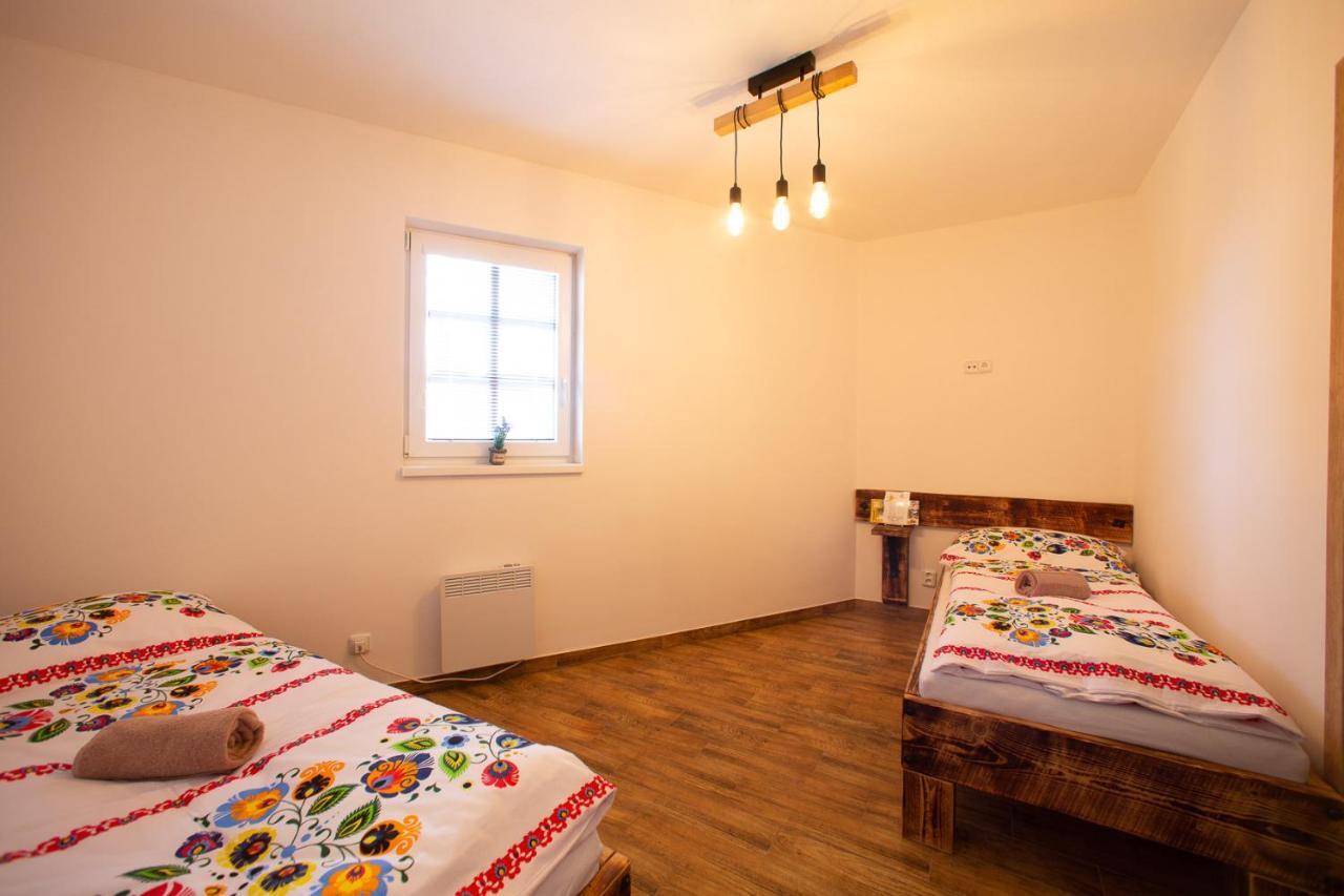 Penzion Sarlota & Vinarstvi Vitek Josef Mutenice Bagian luar foto
